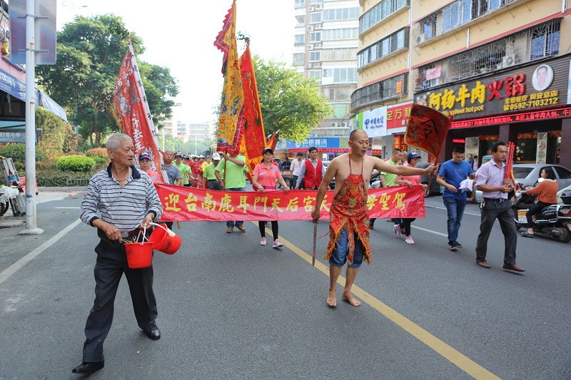 銀同天后宮乩童引領接駕